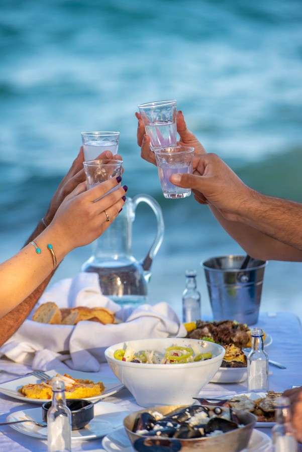 tsipouro • Τα τσιπουράδικα του Βόλου στο γαστρονομικό περιοδικό Saveur • Thessaliki Gi Τα Νέα της Θεσσαλικής Γης